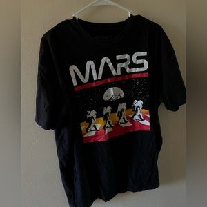 Men’s graphic tee lighting worn